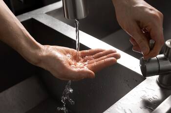 Aguas Andinas confirma cortes de agua en cuatro comunas de la RM: durarán hasta 12 horas