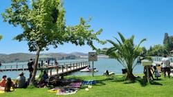 Este camping a la orilla del lago y a solo dos horas de Santiago es perfecto para capear el calor