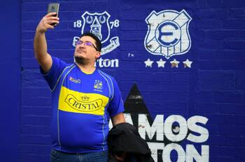 Everton inglés celebró la visita de hincha "Ruletero" al duelo ante el Manchester City en el Goodison Park