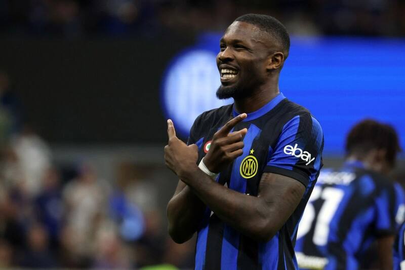 Marcus Thuram celebra el 2-0 del Inter sobre el AC Milan. Foto: EFE.