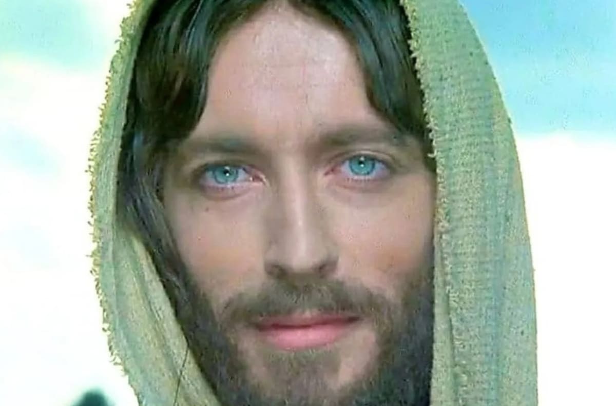 Casi muere grabando la serie: Estos son todos los problemas que vivió Robert Powell en "Jesús de Nazareth"