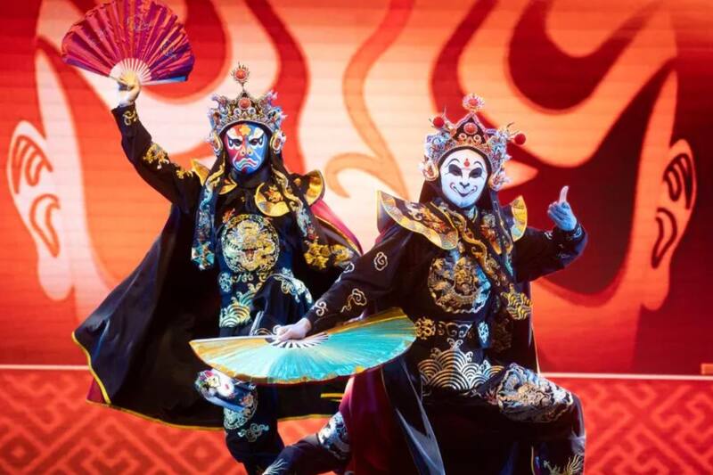 En el evento además, podrás disfrutar de distintas sorpresas, como la danza Bian Lian del cambio de máscaras. Créditos: News ArgenChina.