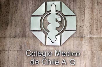 "Tres años de un gobierno maltratador": las duras críticas del Consejo Nacional del Colegio Médico