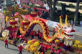 VIDEO | Con carros alegóricos: Así se vivió el tradicional "Carnaval de las rosas" en Estados Unidos