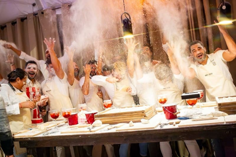 A través de guerras de harina, música y baile, los asistentes podrán aprender a preparar clásicos de la cocina italiana, que después serán la cena. Créditos: Amor y Pastas en Instagram.