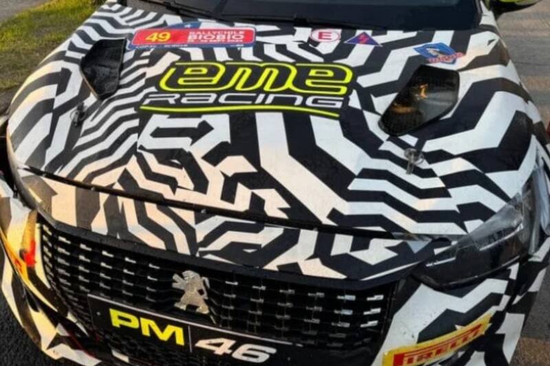 y su auto de rally dedicado a Colo Colo. (Créditos: Sabes Deportes)