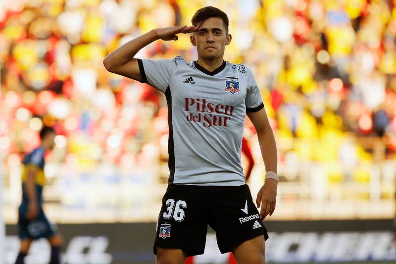 Pablo Solari celebrando su gol en Colo Colo durante la temporada 2022.