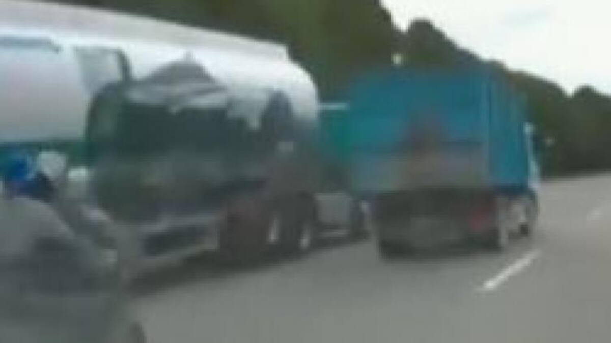VIDEO I De milagro: A motociclista le cae una carpa en plena autopista y por poco es atropellado