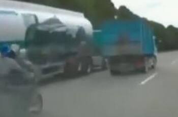VIDEO I De milagro: A motociclista le cae una carpa en plena autopista y por poco es atropellado