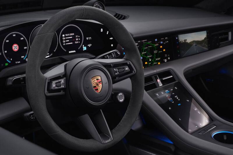 El interior del nuevo Porsche Taycan está más orientado al conductor