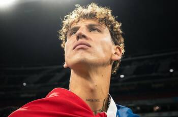 Futbolista chileno causa sensación al llegar en una Tesla Cybertruck al estadio