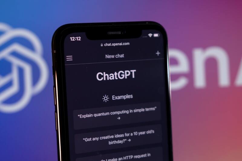 y la interacción con los humanos.