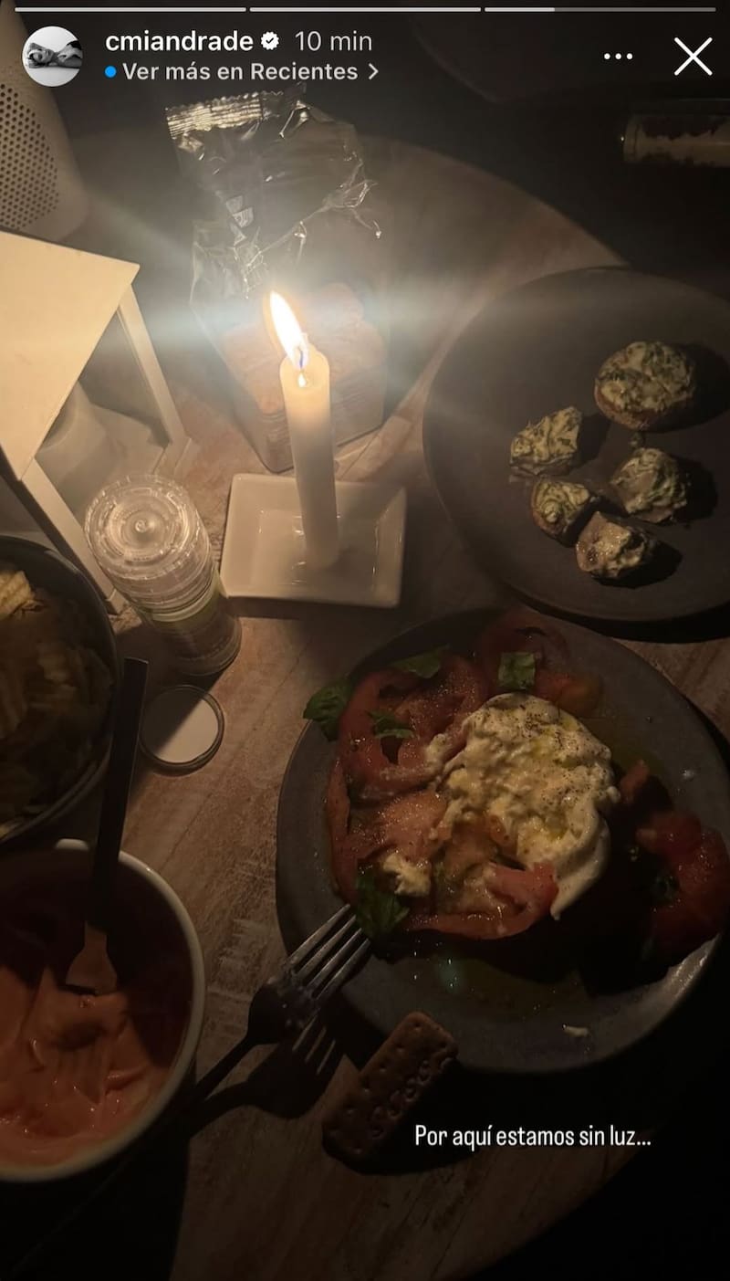 La ex participante de Gran Hermano disfrutó de una cena a la luz de las velas durante el apagón.