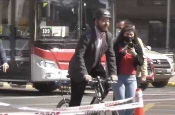 VIDEO | Ministro Giorgio Jackson sorprendió llegando a votar en bicicleta