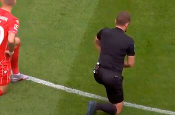 Los árbitros se suman al homenaje a George Floyd en la Bundesliga