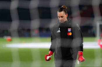 “Tiene cuatro manos”: estrella del fútbol mundial se deshizo en elogios para Christiane Endler