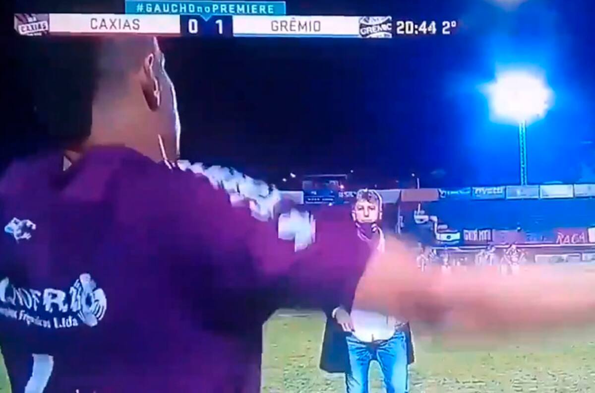 Increíble: DT de Gremio se interpuso dos veces para evitar un saque de banda