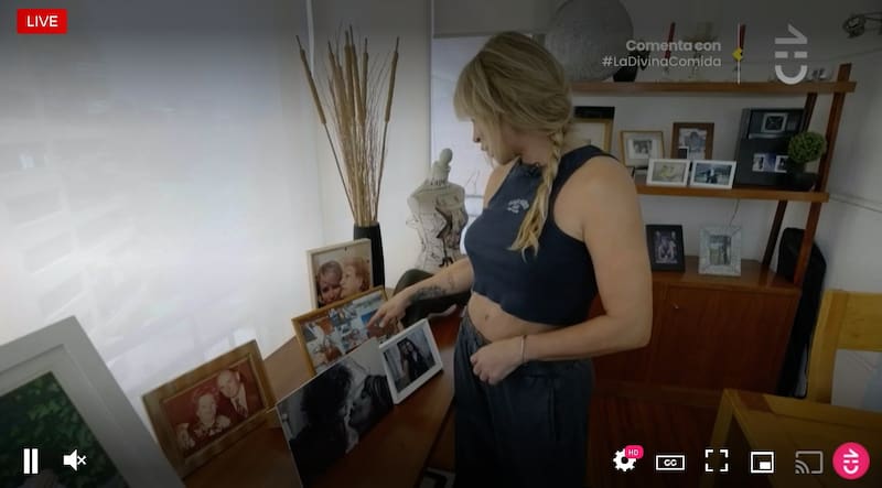 Eva Gómez atesora fotos de su núcleo más íntimo. Créditos: Captura CHV