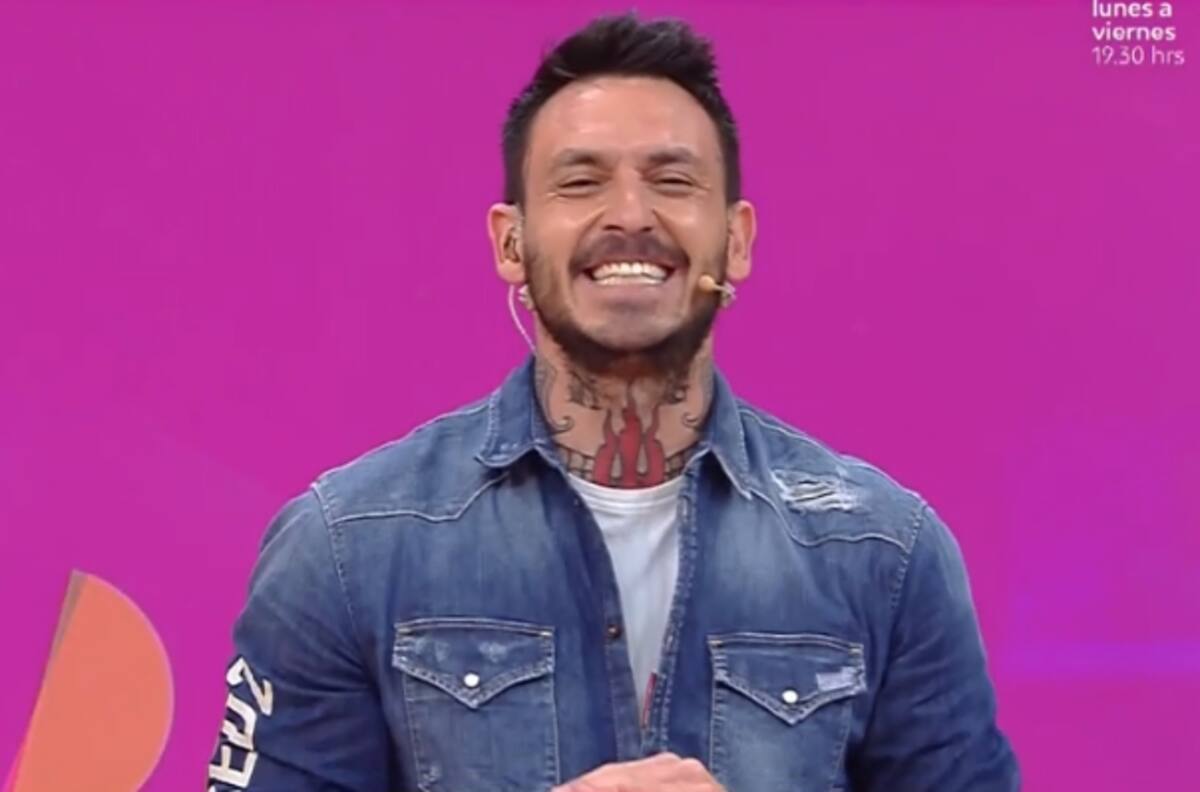 El especial regalo con que Mauricio Pinilla sorprendió a entrevistado de "Buen finde"