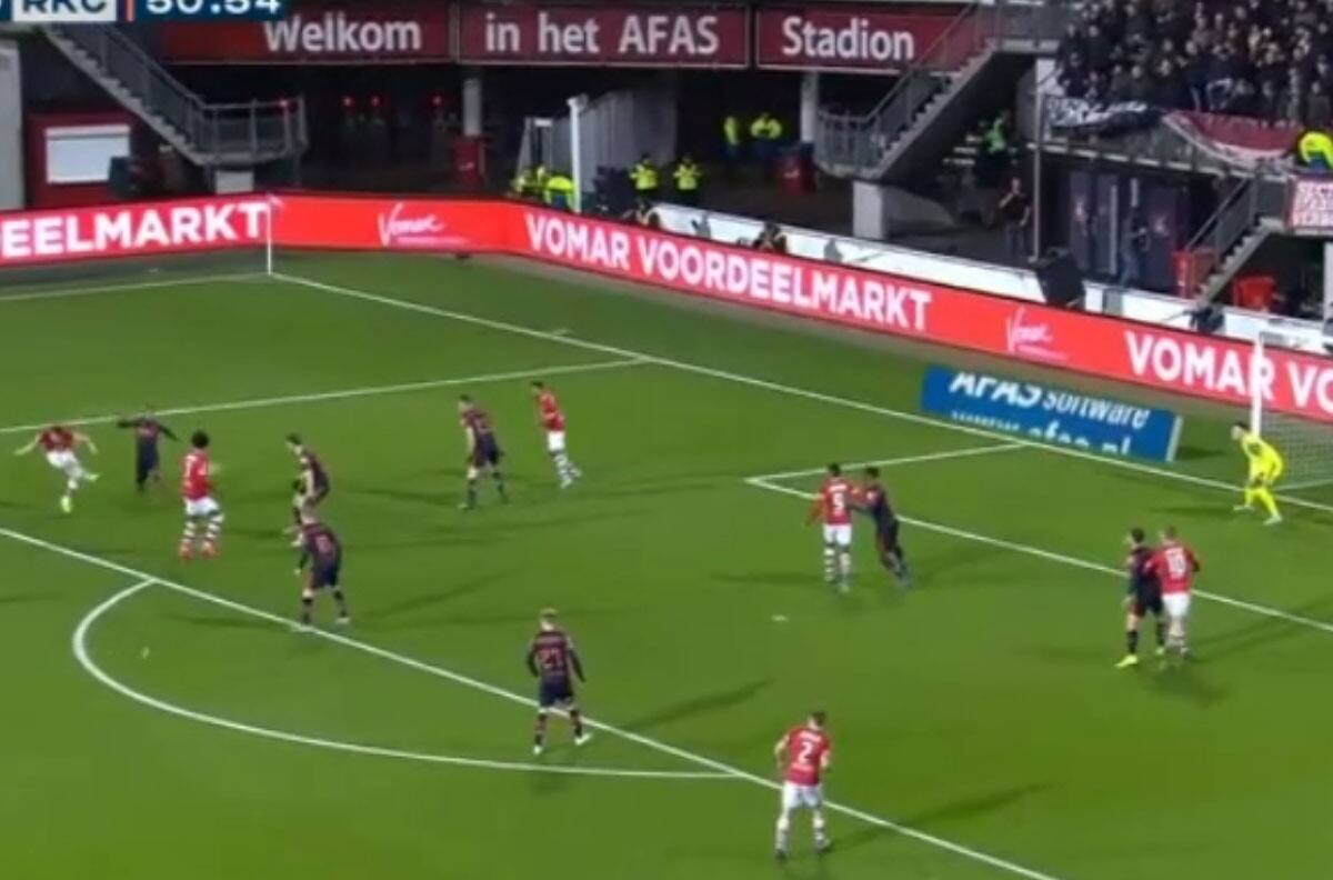 Golazo al ángulo del marroquí Oussama Idrissi en la Eredivisie
