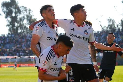 Los jugadores celebrando un gol.
