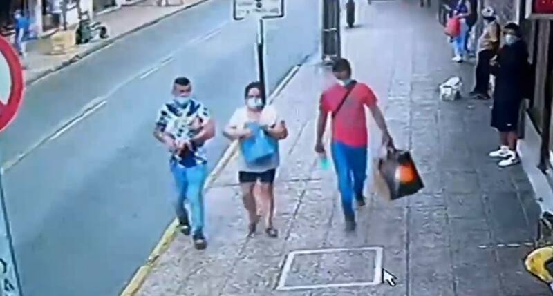 "La Quintrala de Tinder" y sus cómplices usaron el dinero y las tarjetas de la víctima para comprar ropas y comer en restaurantes. Créditos: Captura Chilevisión.