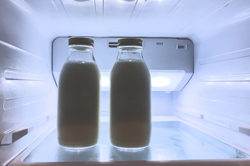 La leche no va en la puerta del refrigerador.