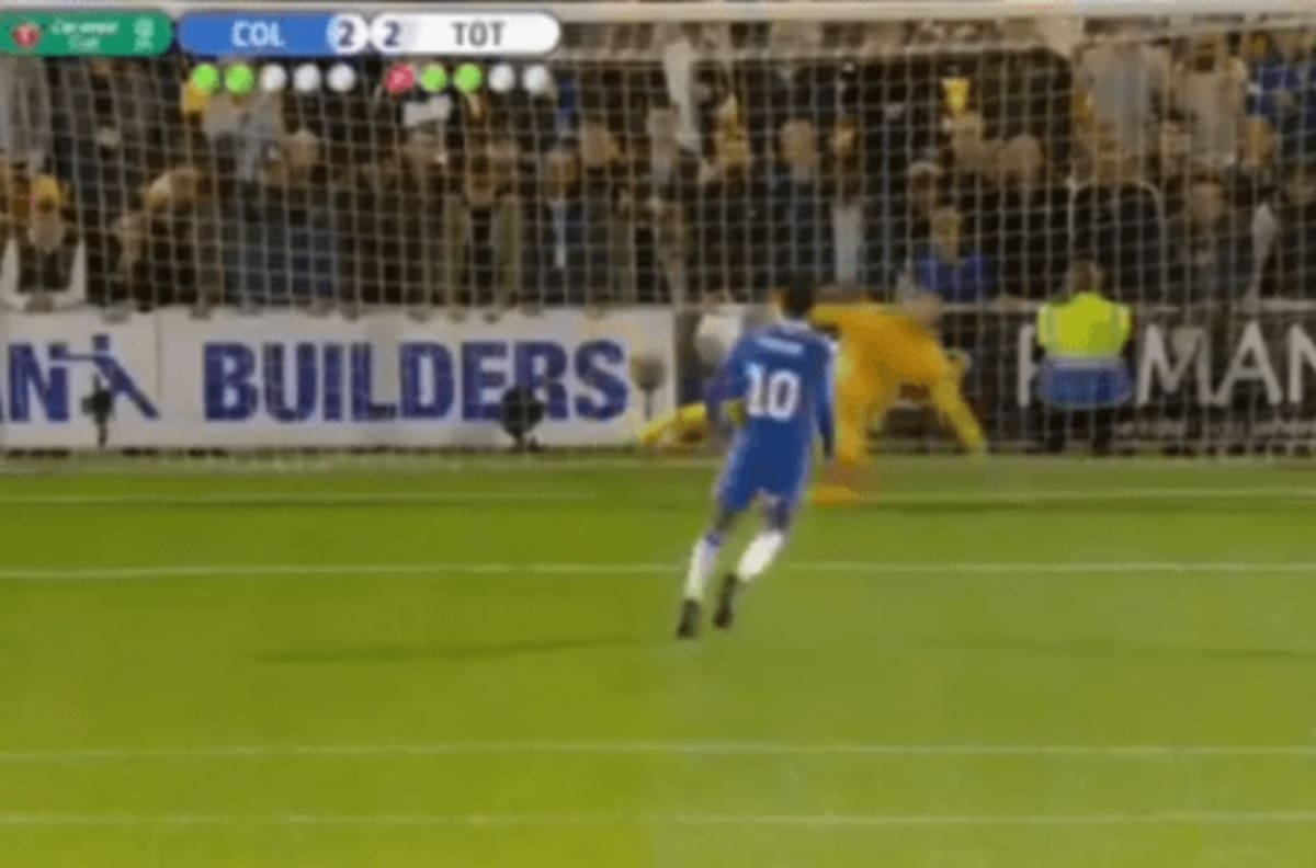 El penal a lo Panenka que terminó siendo el ridículo en la Capital One Cup