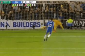 El penal a lo Panenka que terminó siendo el ridículo en la Capital One Cup