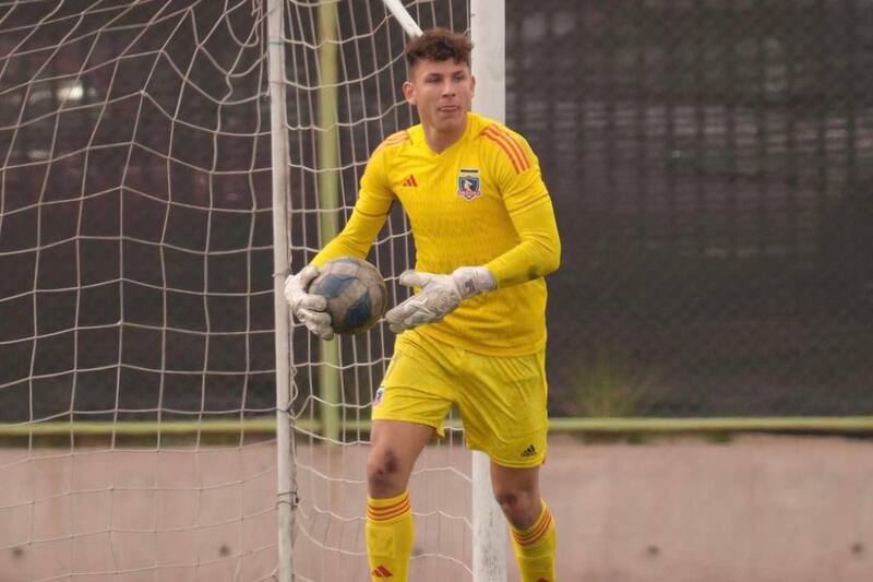 Martín Ballesteros con la camiseta de Colo Colo.