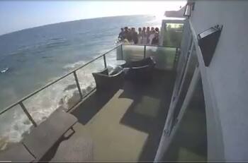 VIDEO: Terraza repleta de personas colapsó y cayó a las rocas en una playa de EEUU
