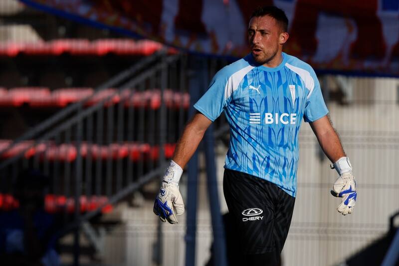 debe decidir si continúa en la UC o se va a otro club. Foto: Agencia Aton.
