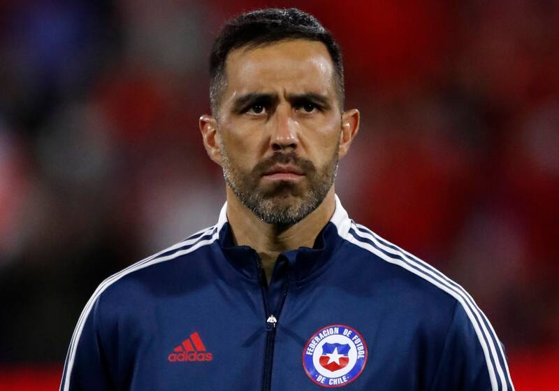 dejó fuera de los amistoso en fecha FIFA a Claudio Bravo. Foto: Aton