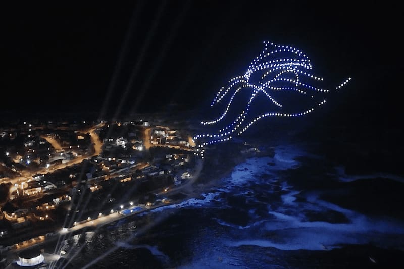 Con formas que representan cada ciudad, el espectáculo reemplaza o acompaña los tradicionales fuegos artificiales. Créditos: Lumasky Drone Show.