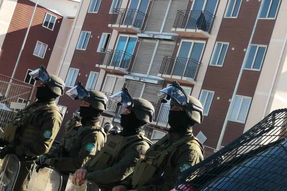 San Pedro de la Paz, 4 de mayo de 2023
Carabineros está desalojando una toma de departamentos que iban a ser entregados por el Serviu, ubicados en la comuna de San Pedro de la Paz.
Gonzalo Villegas/Aton Chile