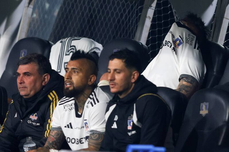 Guillermo Paiva lamentándose en el banco de suplentes de Colo Colo tras la tarde para el olvido ante O'Higgins