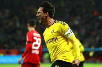 Hummels se elevó por el aire para poner empate del Dortmund