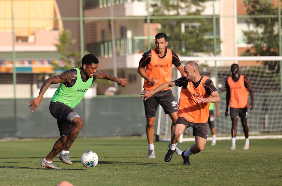 DT de Alanyaspor le 'rayó la cancha' a Junior Fernandes