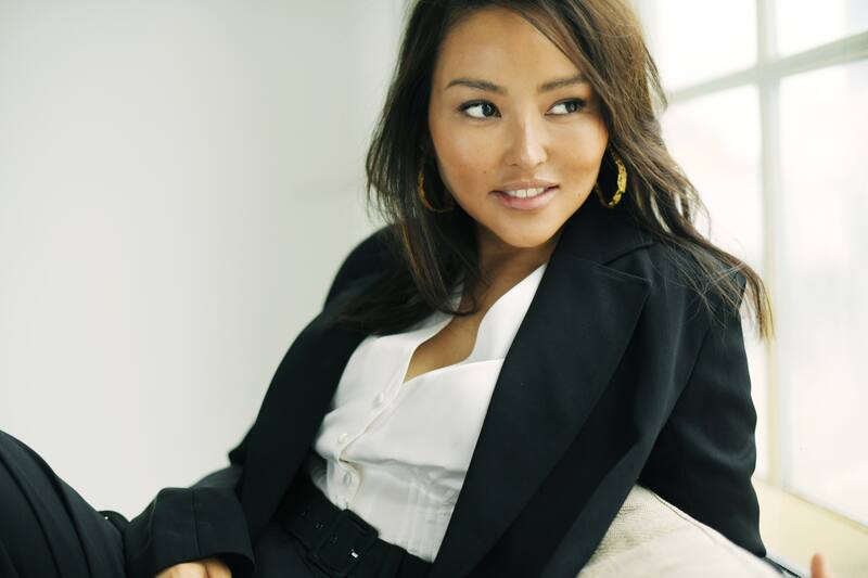 Elizabeth Tan es parte del elenco.