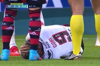VIDEO | El terrible codazo de Gabriel Mercado que le rompió un diente a Gabigol en Brasil