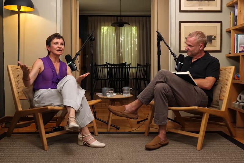 La exministra fue invitada al podcast del senador Felipe Kast, donde discutieron temas de contingencia nacional, incluyendo la migración. Créditos: Captura de pantalla - Podcast Felipe Kast en YouTube.