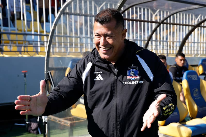 Celebra Jorge Almirón: Colo Colo aseguró a sus dos primeros primeros jugadores para 2025. Foto: Aton.