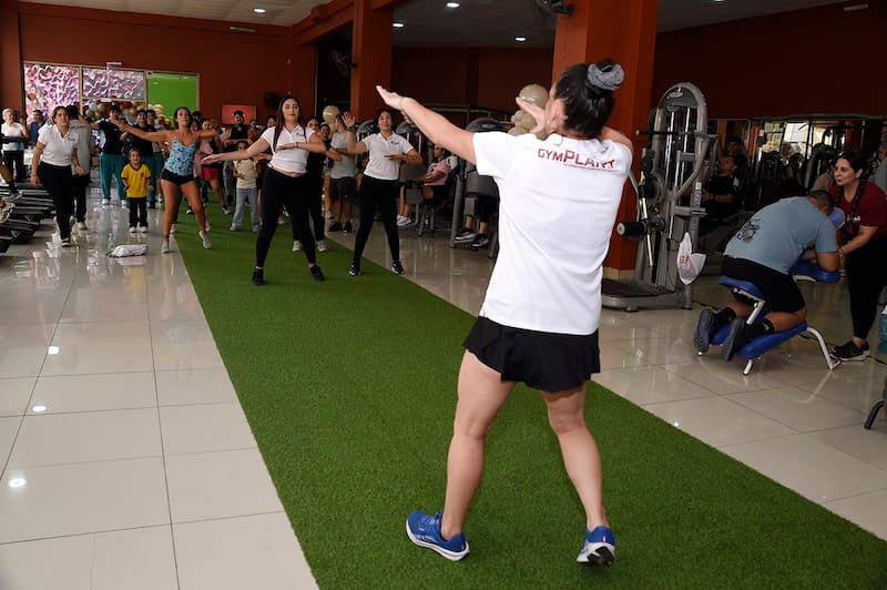 El espacio ofrece diferentes clases, por ejemplo, baile entretenido. Foto: Cedida Gym Planet.