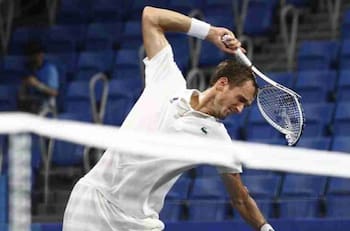 VIDEO: Daniil Medvedev destrozó su raqueta y la arrojó violentamente a las gradas tras ser eliminado de los Juegos Olímpicos de Tokio