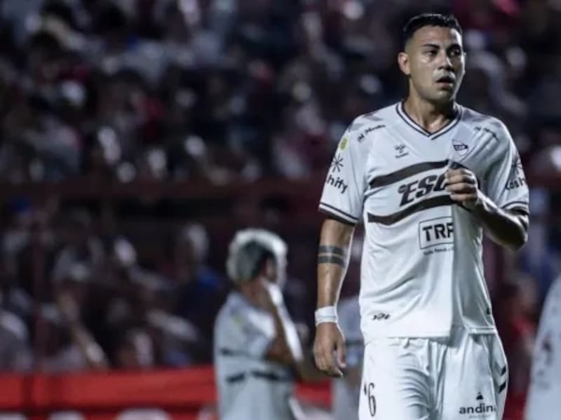 El defensor argentino aparece en el radar de Colo Colo para la próxima temporada en caso de que se vaya Alan Saldivia.