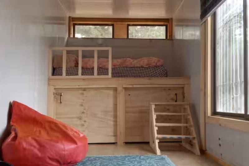 Este último recinto cuenta con dos dormitorios y dos baños, lo que lo vuelve una buena opción para familias con niños. Foto: Airbnb.