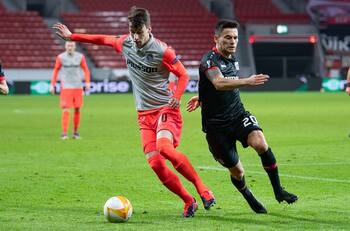 Bayer Leverkusen fue eliminado de la Europa League con Charles Aránguiz como titular