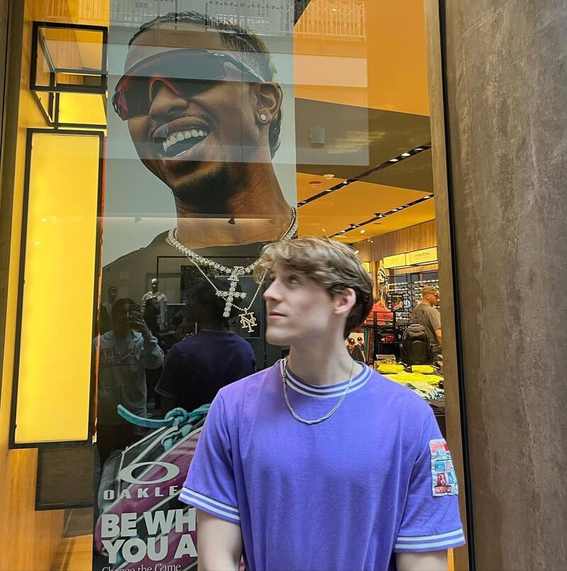 es el hijo de Sarah Jessica Parker y tiene 21 años.