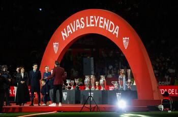 Pellegrini se robó la película en homenaje a Jesús Navas: fue ovacionado por los hinchas rivales