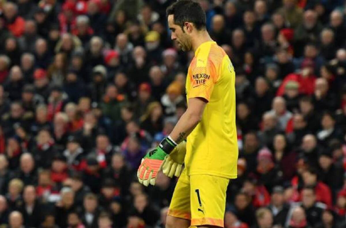 En Inglaterra aseguran que Claudio Bravo está más fuera que dentro del Manchester City